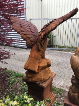 Sehr großer Adler-Oxydstein in Beutefang-Aktion, braun auf Sockel